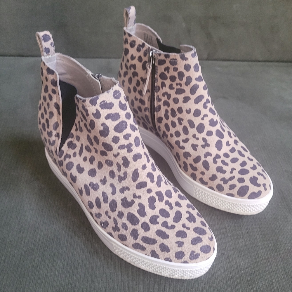 Caslon Aidy Water Resistant Wedge Suede Sneaker - Size 7.5